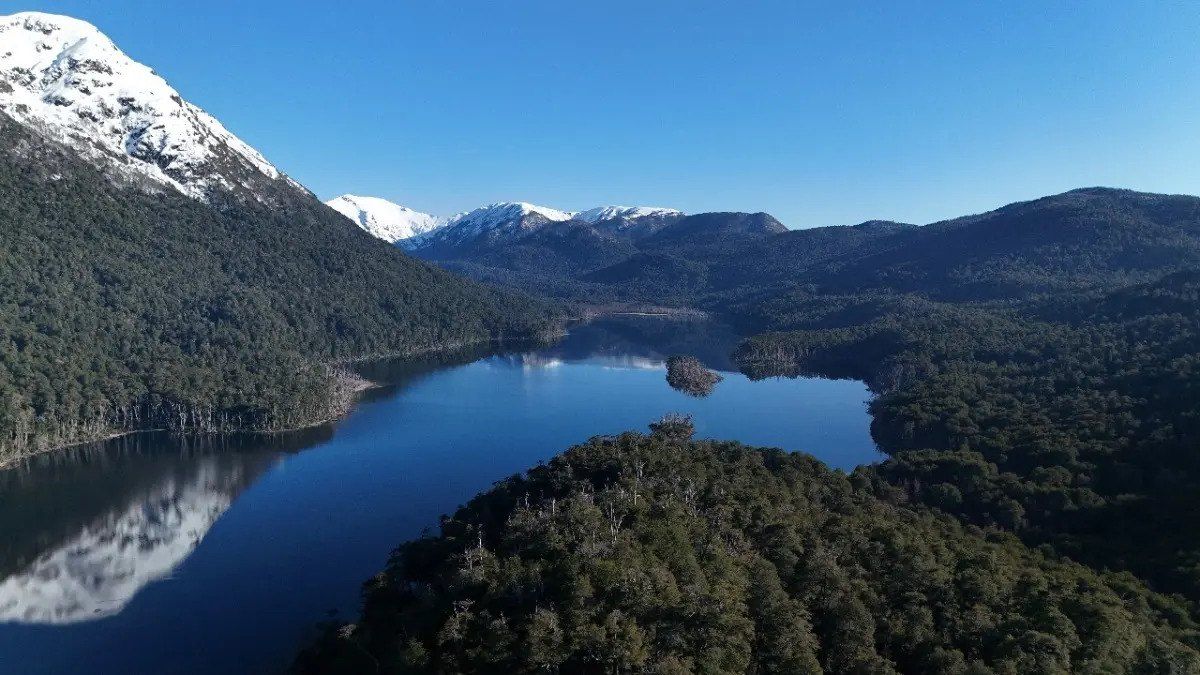movetoarg's tweet photo. US$18,000 for 1,200 m² of native forest by the Huitanco river.

30 minutes from Villa La Angostura
Lago Totoral 700 metres away
River water and solar power

No deed of its own yet. Lots in this new subdivision are sold with a transfer of rights while the access road gets built. https://t.co/oid8ylhcVY