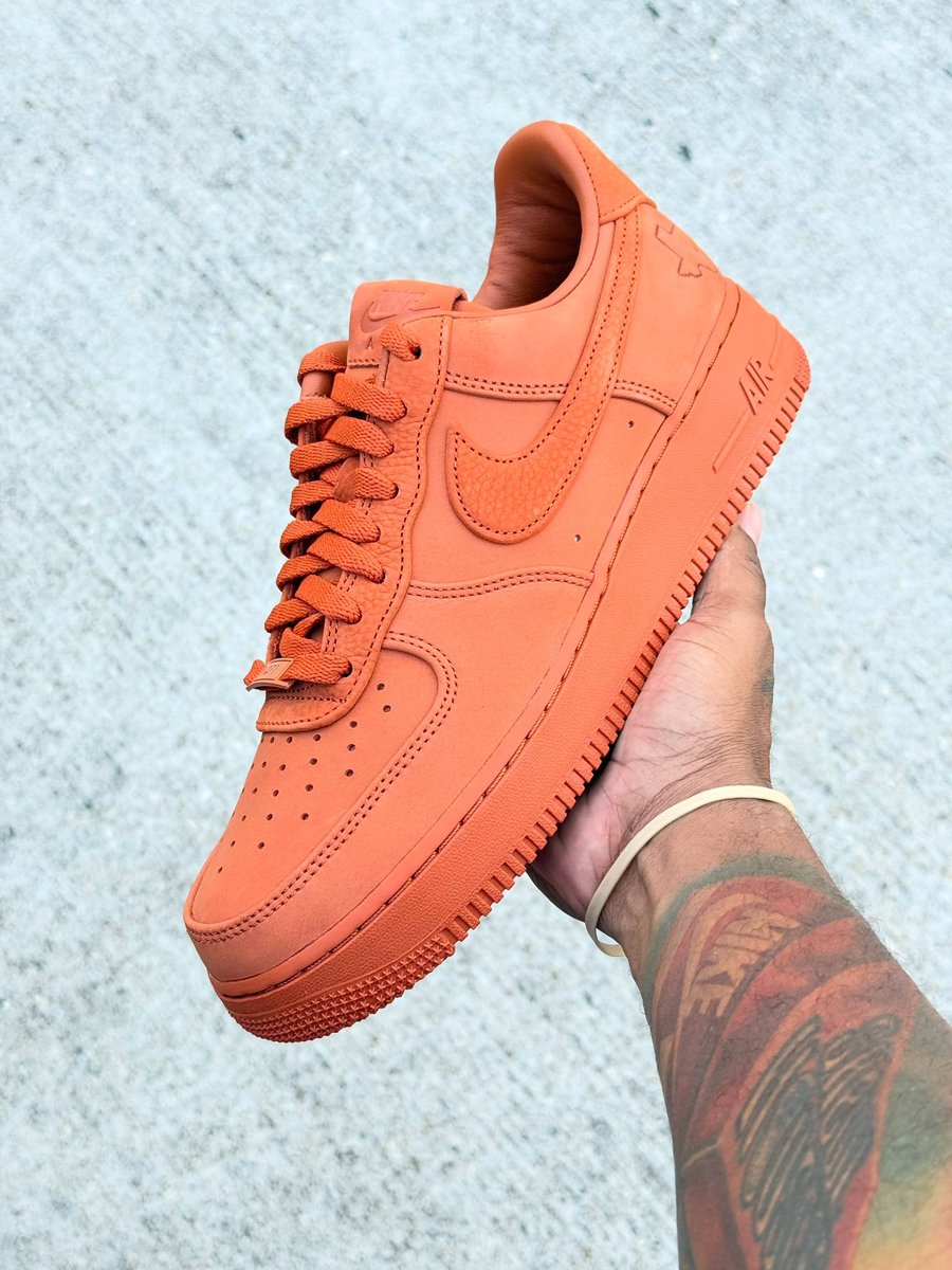 insanesneaker's tweet photo. IN-HAND LOOK LOOK: Nike Air Force 1 Low ‘University of Texas’ 🤟

• October 26th
• $125 https://t.co/ORZMvxMX7Q