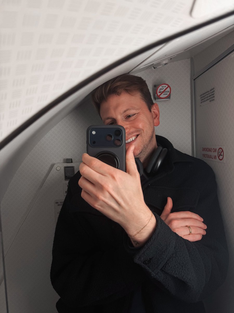 ChipPons's tweet photo. write the filthiest scene on the plane today 😏 https://t.co/6gV3ZmASy5