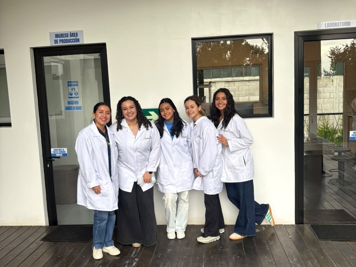 UFMedu's tweet photo. De la teoría a la práctica: la química detrás de la nutrición🧪
Nuestras estudiantes de Nutrición Clínica visitaron Energy Labs, planta de producción de Chispuditos, como parte del curso de Laboratorio de Química Orgánica.
Conoce más de la carrera 👉 https://t.co/JTJitqDeaO
#ufm https://t.co/n0YlyMb4DX