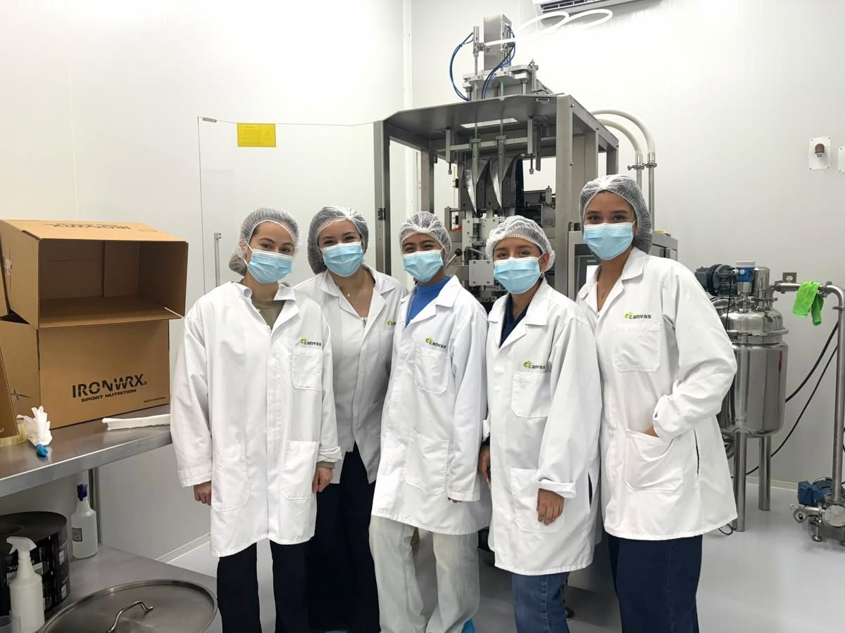 UFMedu's tweet photo. De la teoría a la práctica: la química detrás de la nutrición🧪
Nuestras estudiantes de Nutrición Clínica visitaron Energy Labs, planta de producción de Chispuditos, como parte del curso de Laboratorio de Química Orgánica.
Conoce más de la carrera 👉 https://t.co/JTJitqDeaO
#ufm https://t.co/n0YlyMb4DX