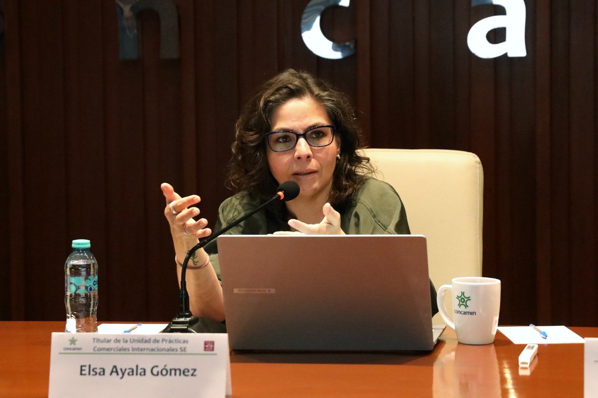 CONCAMIN's tweet photo. El pasado martes, la Comisión de Comercio Exterior y Asuntos Internacionales de la #CONCAMIN, encabezada por Judith Garza, sostuvo un valioso encuentro con la titular de la Unidad de Prácticas Comerciales Internacionales (UPCI) de la @SE_mx, Elsa Ayala Gómez.

Durante la sesión, la funcionaria impartió una sesión de capacitación respecto a las responsabilidades de la UPCI en la defensa contra prácticas desleales de comercio internacional. Detalló aspectos técnicos clave de las investigaciones y procedimientos a cargo de la autoridad.

Desde la CONCAMIN reafirmamos nuestro compromiso de seguir promoviendo espacios de diálogo público-privado, dotando al sector industrial de herramientas clave para enfrentar los retos actuales del comercio internacional.