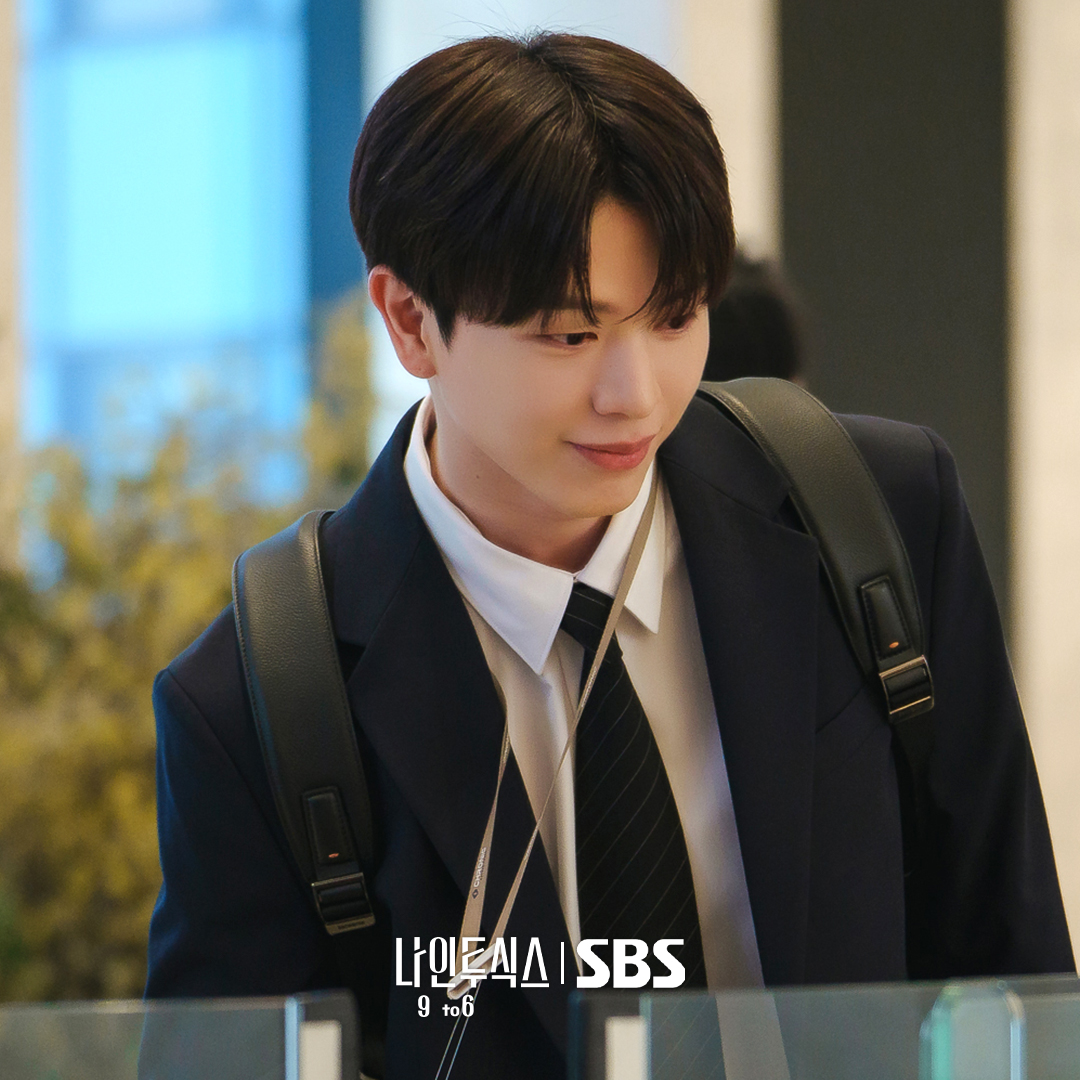SBSNOW's tweet photo. 다정함으로 무장한 햇살 인턴 '한선우'☀️
출근길부터 설레는 연하남 육성재♥️

SBS 새 수목드라마 <나인 투 식스>
☞ 11월 25일 [수] 밤 9시 첫 방송

#SBS새수목드라마 #나인투식스
#NinetoSix #박민영 #육성재 https://t.co/62XIyAnK5o