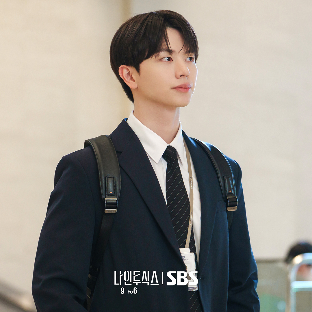 SBSNOW's tweet photo. 다정함으로 무장한 햇살 인턴 '한선우'☀️
출근길부터 설레는 연하남 육성재♥️

SBS 새 수목드라마 <나인 투 식스>
☞ 11월 25일 [수] 밤 9시 첫 방송

#SBS새수목드라마 #나인투식스
#NinetoSix #박민영 #육성재 https://t.co/62XIyAnK5o