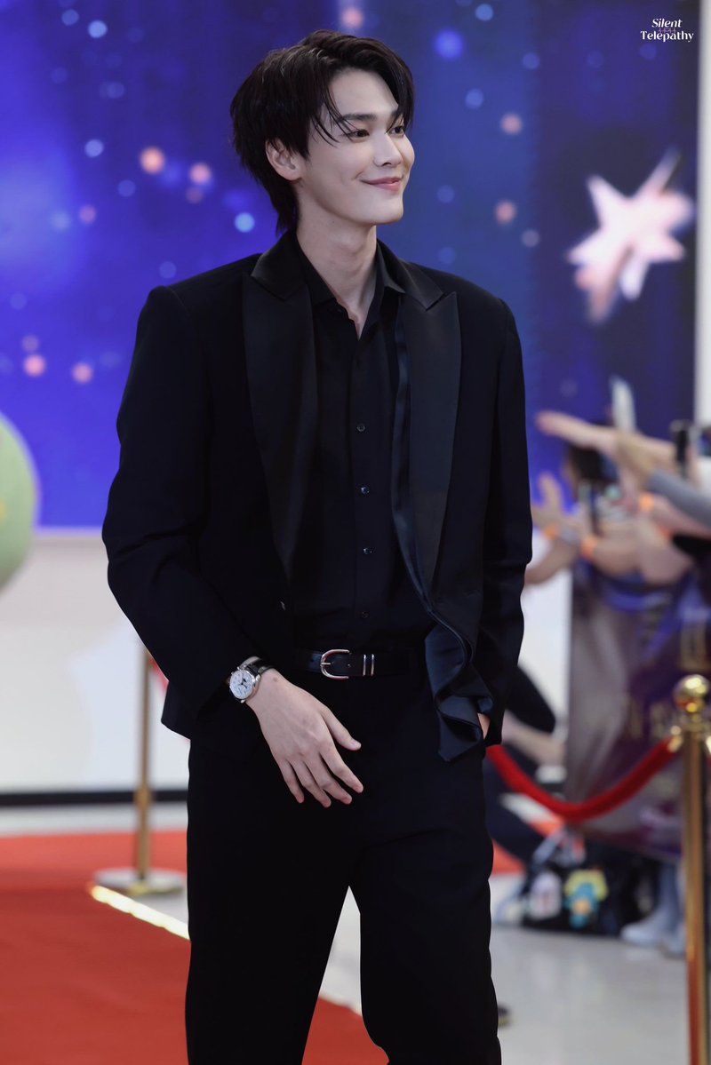 teevithe's tweet photo. GILAAA DEWTEE GILA ANJGGGG😭😭😭😭😭
gue sempet bingung ko ini kaya bukan jari tee ya? terus pas dicompair sama tangan dew sebelah kanan, akhirnya nemuin kemungkinan fakta yang ada: 

1. semalem bener mereka berduaan krn pantulan cahaya biru ungu itu condonya dew
2. jari 🤚🏻 tangannya dew
3. jari 🤘🏻 tangannya tee
4. yg lebih sering ada kuku itu tee, coba liat yg 🤘🏻 
5. yg fotoin dew tapi yg post tee?!!
6. waktu fansign kmrn tee sempet bilang kan kalo dew sering mainin hp dia itu artinya?!! DEW YG POST PAKE AKUN TEE ATAU EMANG SHARING ACC