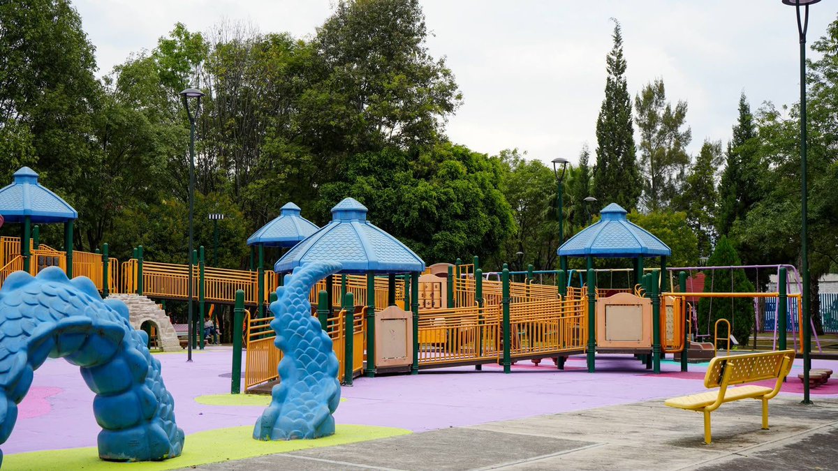 SOBSECDMX's tweet photo. Las labores incluyen poda de 12,950 m² de césped, plantación de 1,260 especies ornamentales, deshierbe de 1,140 m², descompactación de 450 m² de terreno y limpieza de áreas comunes. Además, se recolectaron residuos y se aplicaron 7,360 m² de pintura en mobiliario y muretes. https://t.co/sb7sBNyUBK