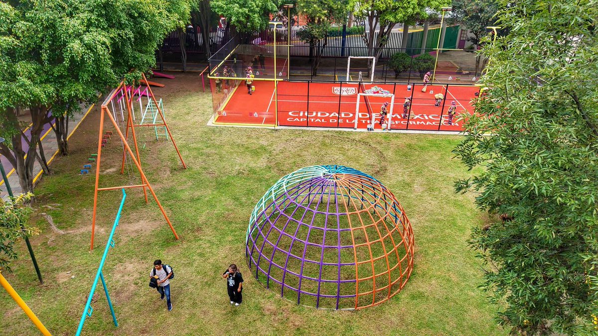 SOBSECDMX's tweet photo. Con estas acciones, seguimos recuperando nuestros espacios públicos para que las personas disfruten de áreas verdes en mejores condiciones y cuenten con lugares para convivir y compartir.

#ObrasQueTransformanLaCapital https://t.co/nGoRpW0gnK