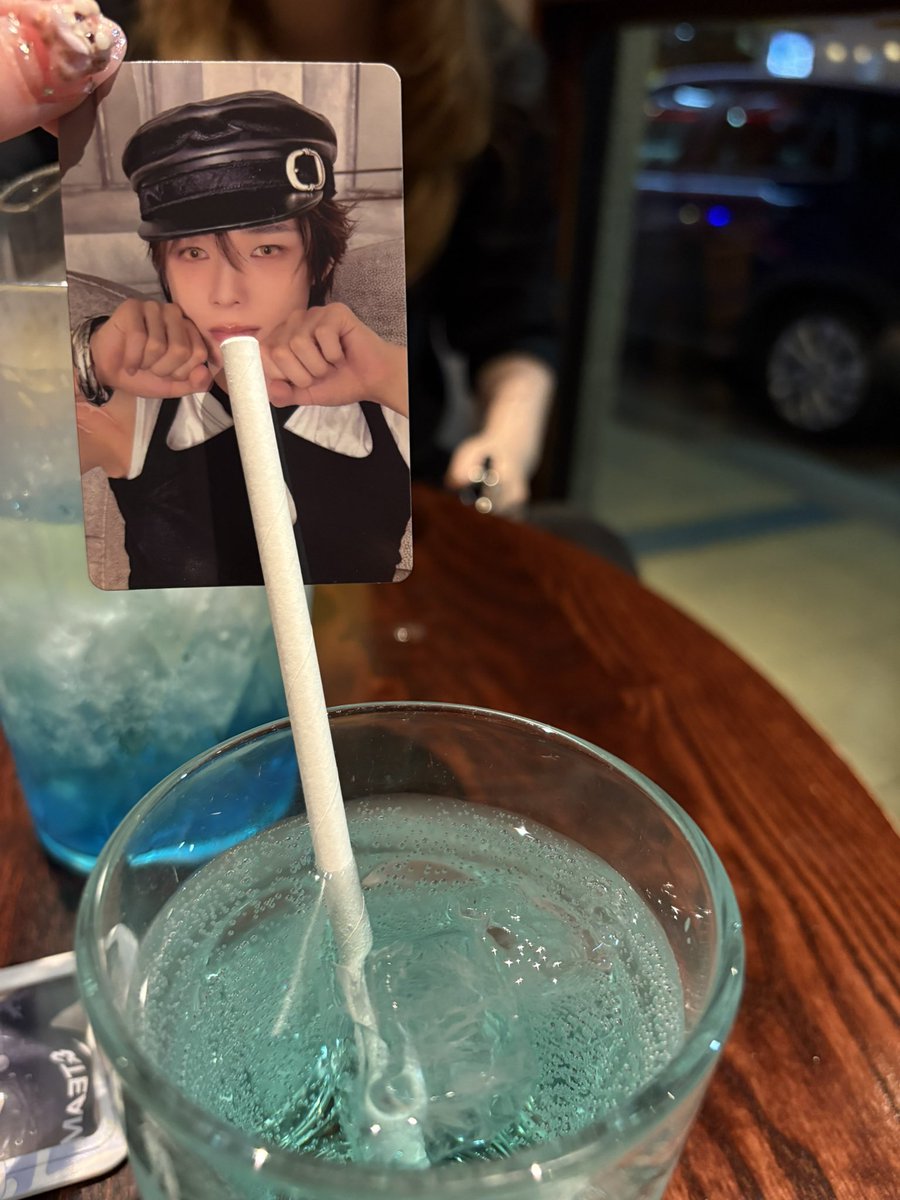 jeyturn's tweet photo. 酒を飲んでいるケイ https://t.co/i9TNvnRV6a
