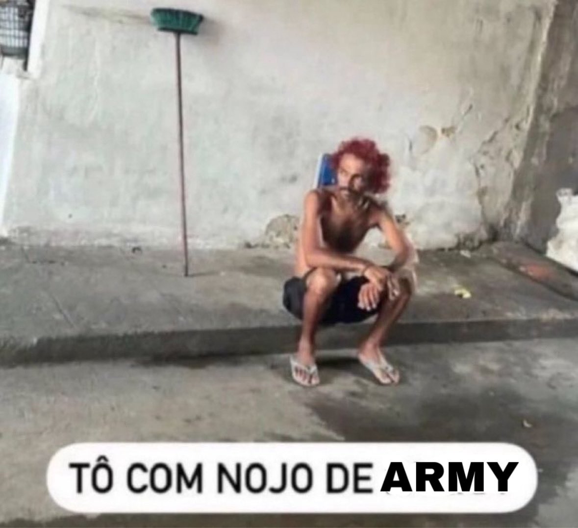 SOPEKOSMOS's tweet photo. eu depois que o bts sair do palco https://t.co/dcuawTsUHY