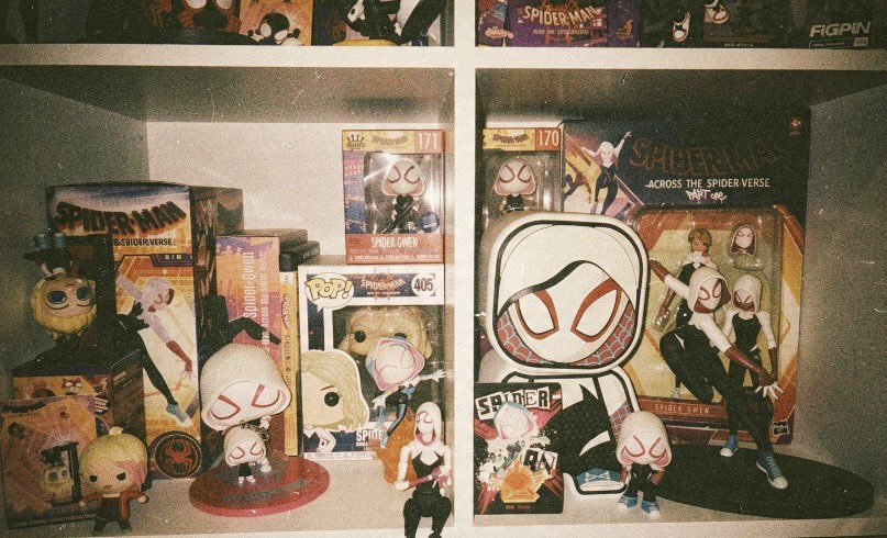 ekkogirlfriend's tweet photo. my room’s designated gwen stacy shelf 🩰♡ https://t.co/nmBgYg7Gna