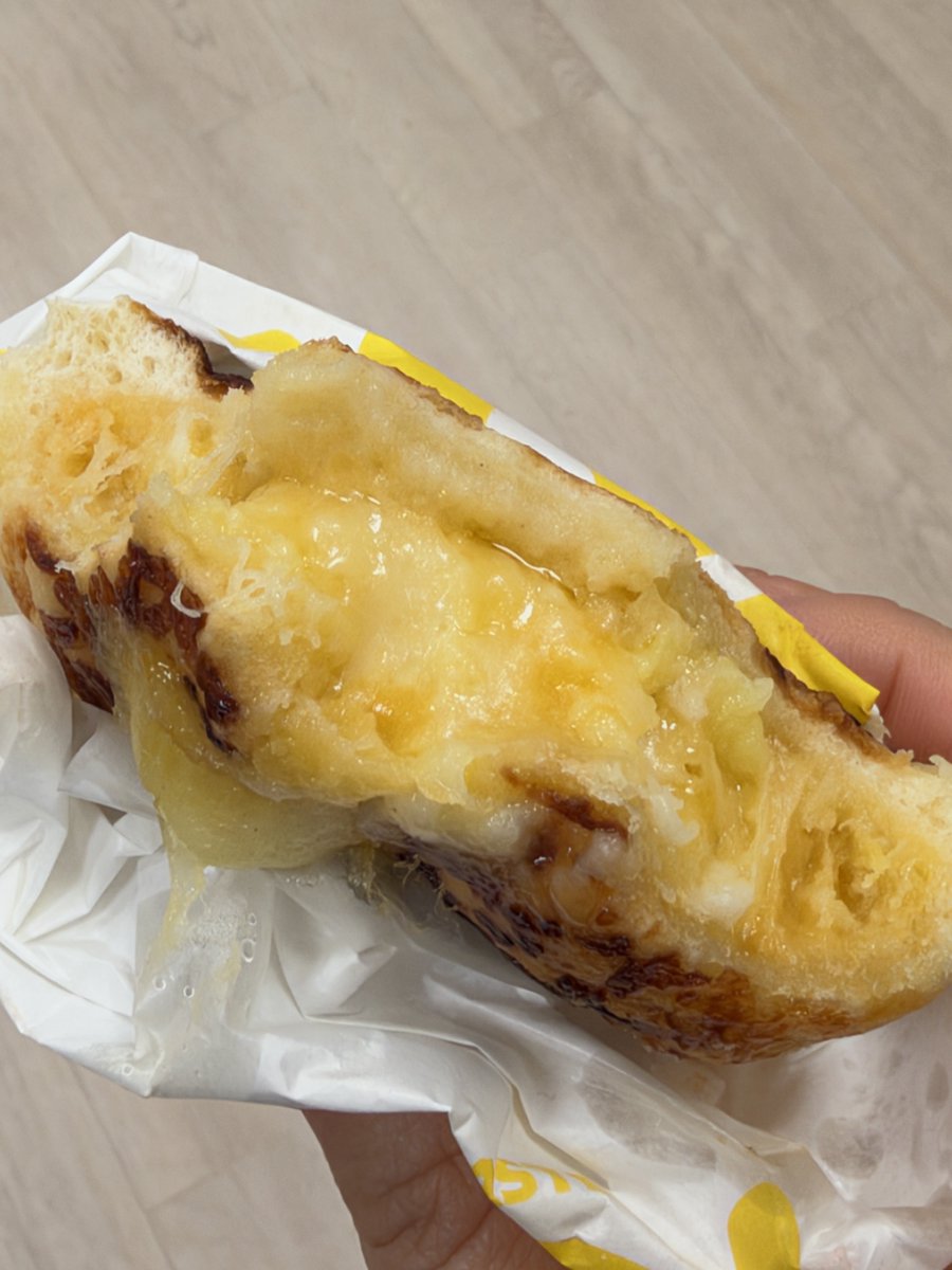 _irreplaceableU's tweet photo. 오늘또먹엇고 진짜 개야르함
감자빵이라 삶은 감자맛도 약간 나는데 안에 치즈가 ㅈㄴ 많이 들어잇어서 짭쪼롬하고 따뜻하게 데운직후에 바로 먹으면 치즈도 쭈욱 늘어남 너믜맛잇다진짜 ............. https://t.co/MPL9N3VQXQ