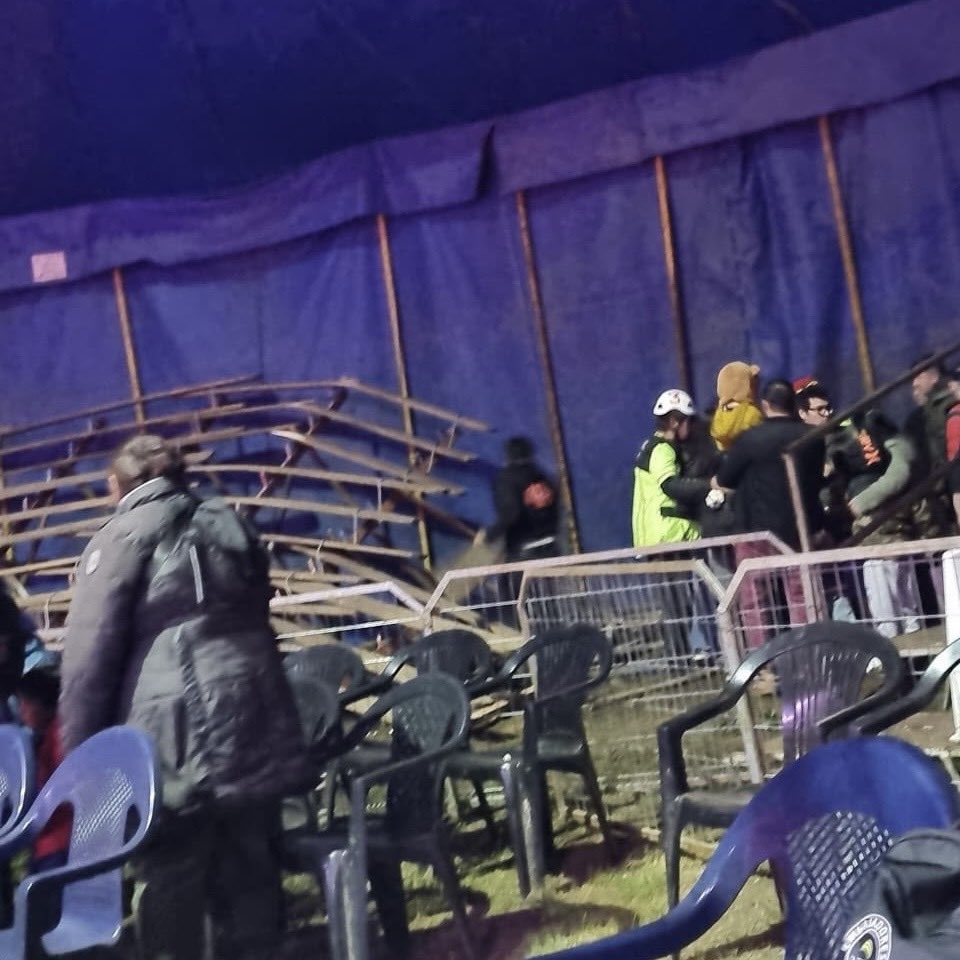 InformaAlMinuto's tweet photo. 🔴URGENTE | Cayó la galería del Circo Tihany Espectacular minutos antes de comenzar su función de estreno en la comuna de Lanco 

Más detalles: https://t.co/g1QiUjuiPK #ValdiviaCL https://t.co/i23Zbq5WLX