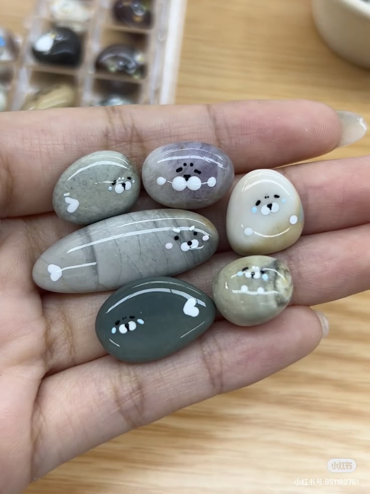cutedreamvibes's tweet photo. Tiny painted rocks https://t.co/V9Y8qcWHsK