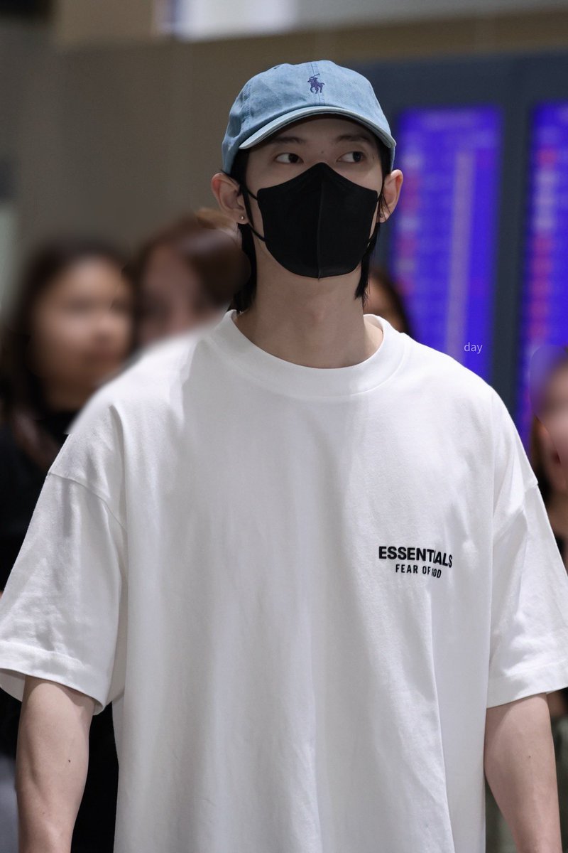dayday__j's tweet photo. safe flight👀🐶 
#ppoohkt @ppoohkt https://t.co/WYCvD6FOTT
