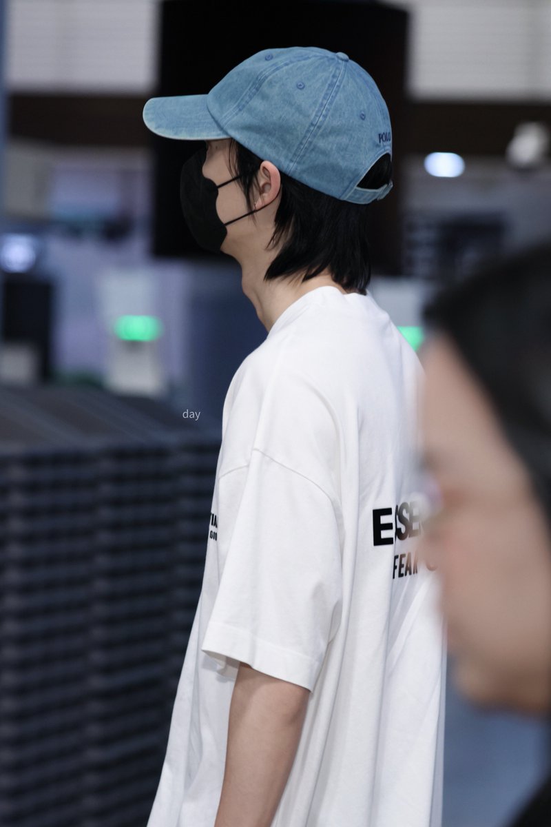 dayday__j's tweet photo. safe flight👀🐶 
#ppoohkt @ppoohkt https://t.co/WYCvD6FOTT