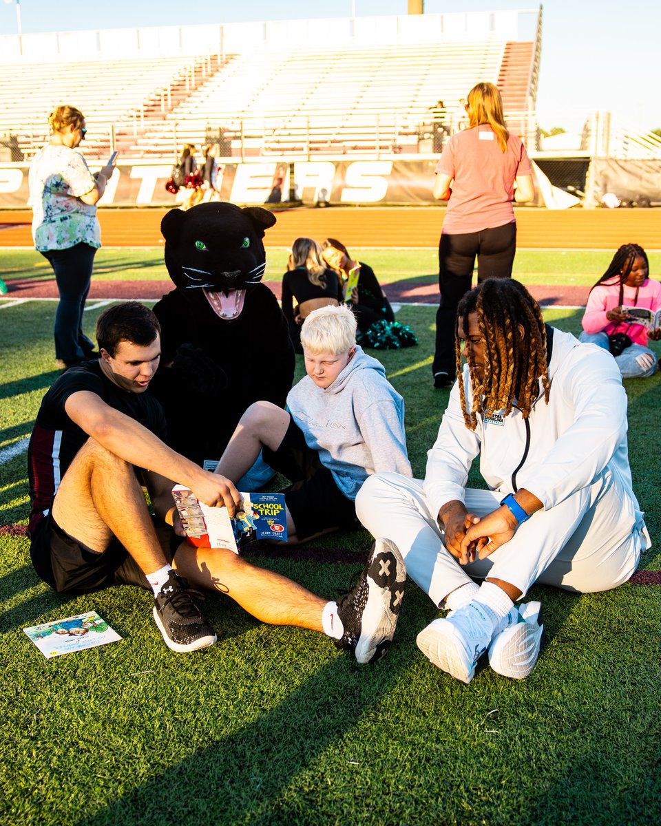 CCUChanticleers's tweet photo. Last night, families gathered at Carolina Forest High School for @HCSInfo' "Literacy Under the Lights," where #CCU student-athletes and Chauncey read with local students and promoted community-wide literacy. We're proud of our Chants for inspiring these young readers! https://t.co/ekVfXRQPmH