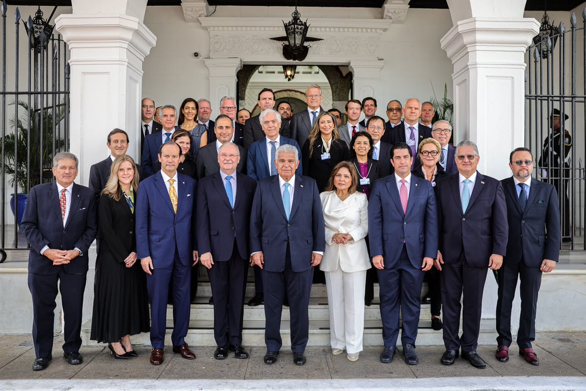 tomasber's tweet photo. Hoy acompañé la Reunión sobre la Estrategia Nacional del Foro Económico Mundial en #Panamá, organizada junto con el Gobierno y el presidente @JoseRaulMulino. Autoridades y líderes empresariales dialogaron sobre comercio, logística, energía e inversión, y sobre la resiliencia de las cadenas de suministro y la economía circular.

.@el_BID acompaña a los países de la región en sus esfuerzos por fortalecer la productividad, atraer inversión y promover un crecimiento sostenible. La articulación entre el sector público y el privado, junto con la cooperación internacional, será fundamental para transformar las ventajas estratégicas de Panamá en más oportunidades y bienestar para su población.