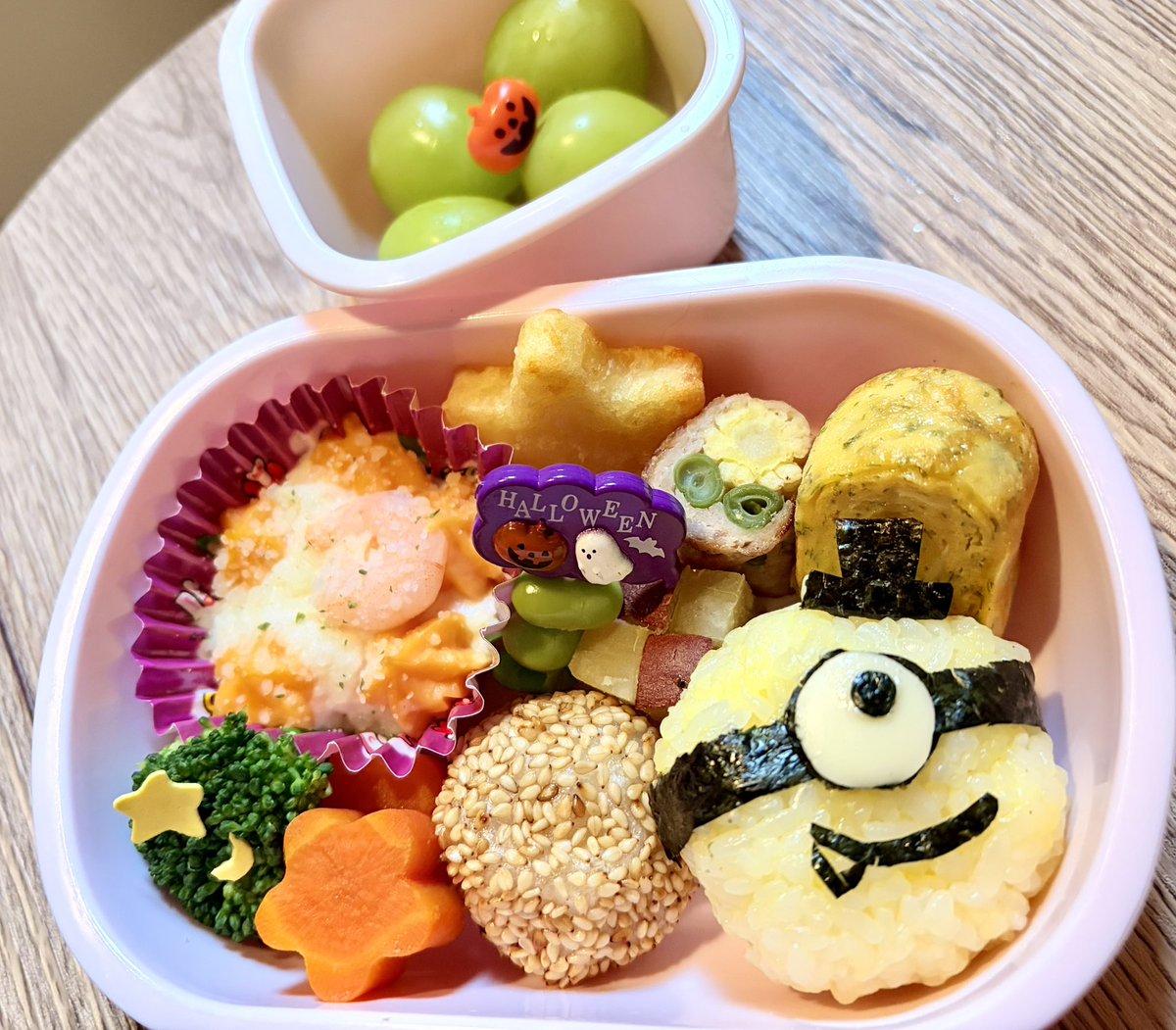 rayotsuka's tweet photo. #れいかちゃんのお弁当を作るママ

【 148日目 】

おはよー☀️
今日はミニオンのハロウィン🎃

ブロッコリーの上の月、星を切って月にしたんだけど、形を調整してたらどんどん小さくなっちゃった🌙

行ってらっしゃい～👋 https://t.co/3qRncKriNC