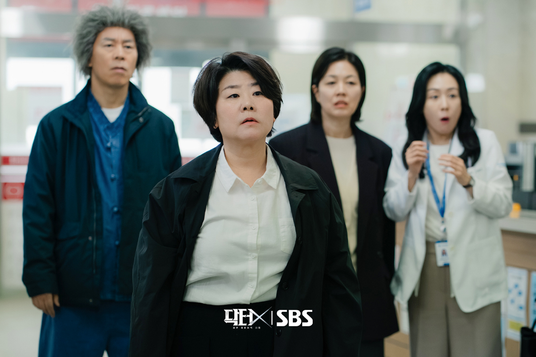 SBSNOW's tweet photo. 드디어 본색 드러낸 나대일의 광기 폭주;;;
계수정이 직접 계박살 내는 중ㅋㅋㅋ🔥

SBS 금토드라마 <닥터X : 하얀 마피아의 시대>
☞ [금,토] 밤 9시 50분

#SBS금토드라마 #닥터X하얀마피아의시대
#DoctorX #김지원 #이정은 https://t.co/vwqPMKPpj9