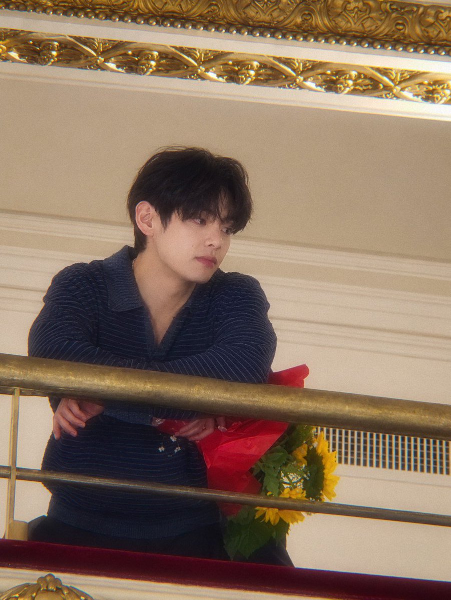 meikthvs's tweet photo. taehyung is so dreamy https://t.co/y7QsZnCCLZ