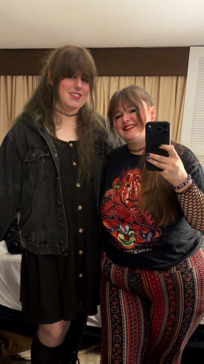 esotericmagic's tweet photo. Did some clown adjacenct makeup for the first time ever for our last night at HHN35 and I feel so cute! Let’s make it the best one! 🥰🖤 https://t.co/NlkmveOZOo