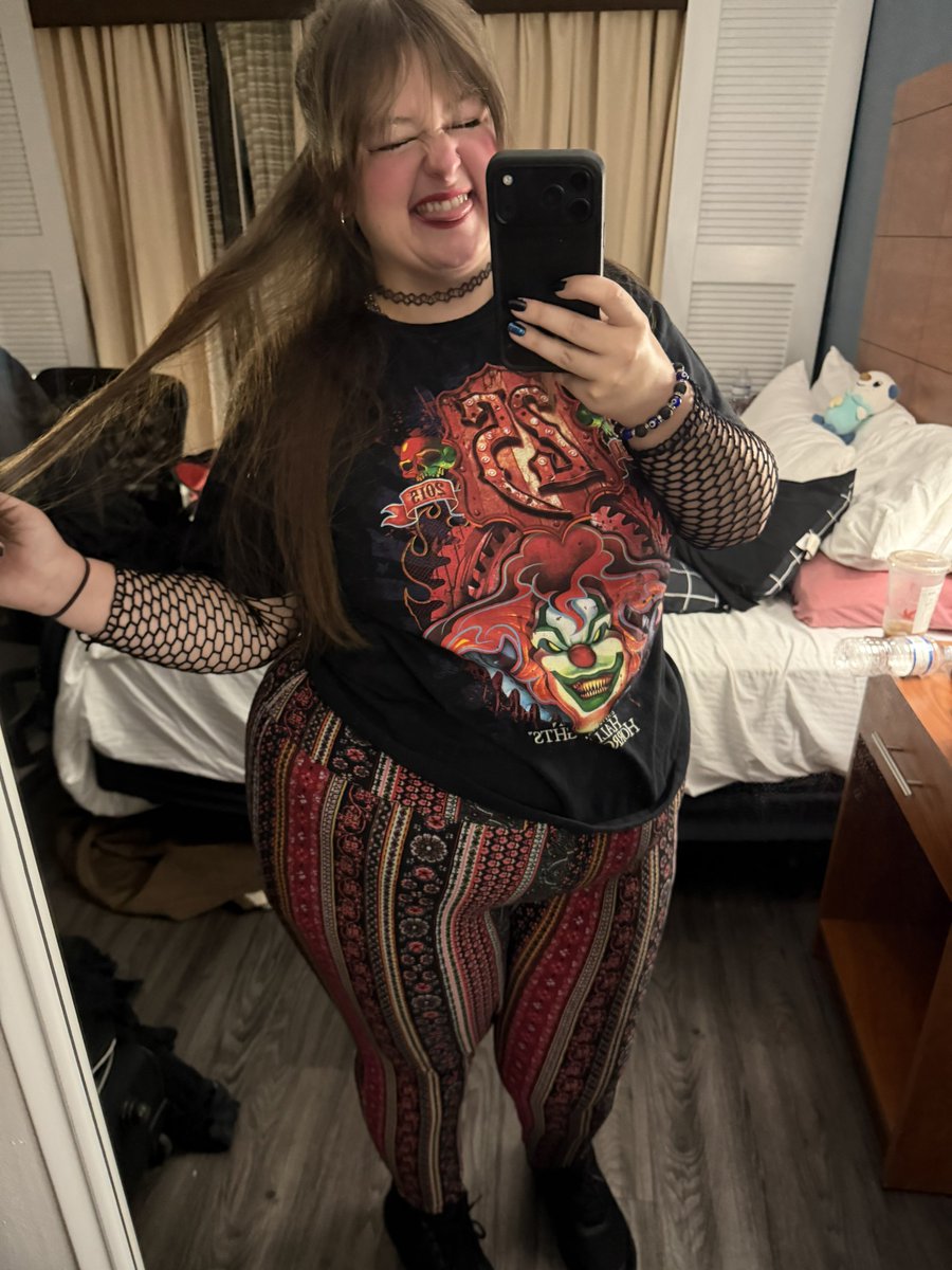 esotericmagic's tweet photo. Did some clown adjacenct makeup for the first time ever for our last night at HHN35 and I feel so cute! Let’s make it the best one! 🥰🖤 https://t.co/NlkmveOZOo
