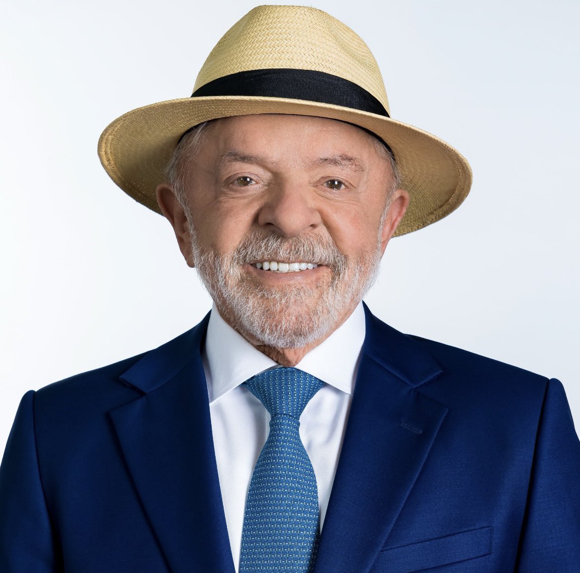 thiegocomenta's tweet photo. 🚨URGENTE: Pesquisa DataFolha mostra arrancada HERÓICA DO LULA NO NORDESTE

📝🇧🇷Pesquisa Presidencial DataFolha
 (19-22/10) no Nordeste 📊Votos válidos 

🔴Lula (PT-SP): 68% (+5%, em comparação com 2 semanas atrás)
🔵Flávio Bolsonaro (PL-RJ): 32% (-5%) https://t.co/4RHIoGxEOH