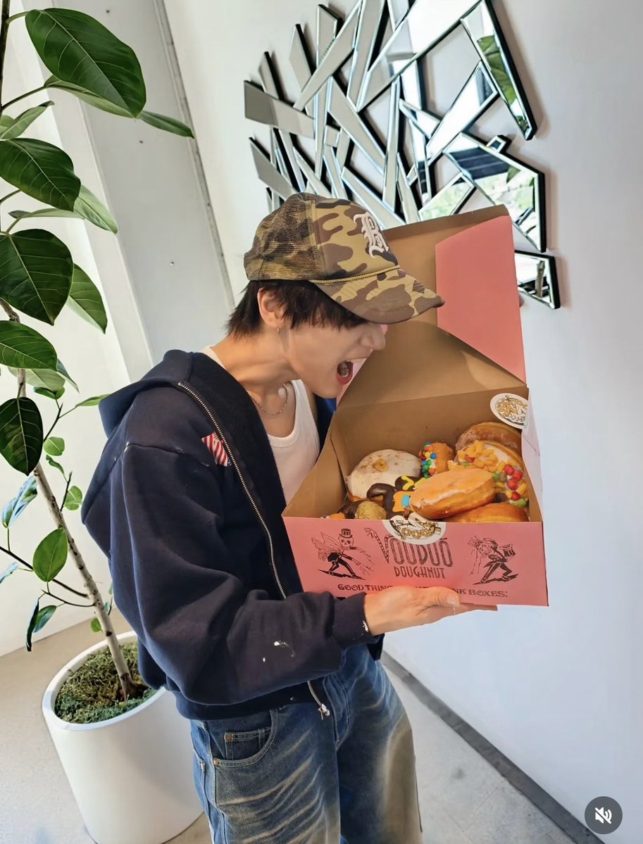 Falling_again_'s tweet photo. Voodoo doughnut ตามน้องล์ ก็ดีคับ
#ifTENtouchwewillbuy
#TEN #TENLEE #เตนล์ https://t.co/x5yZp8KOub