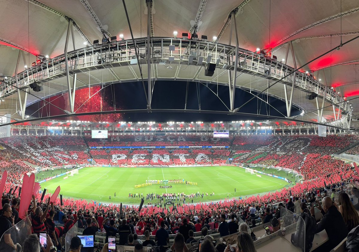 lucas_bayer_'s tweet photo. FESTA ABSURDA DA TORCIDA DO FLAMENGO. QUE SHOW! https://t.co/vWvL7If1Jd