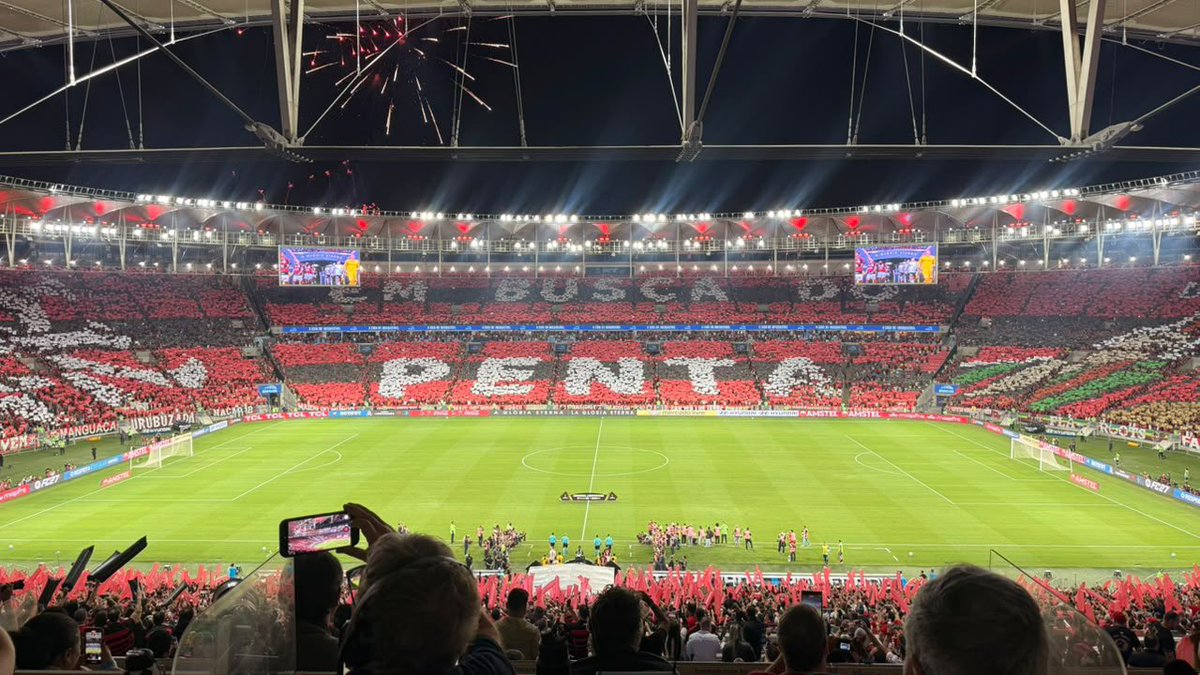 futebol_info's tweet photo. Mosaico da torcida do Flamengo no Maracanã:

"EM BUSCA DO PENTA."

📸 Bruna Medeiros | @simpraisa https://t.co/lncCONbLu1