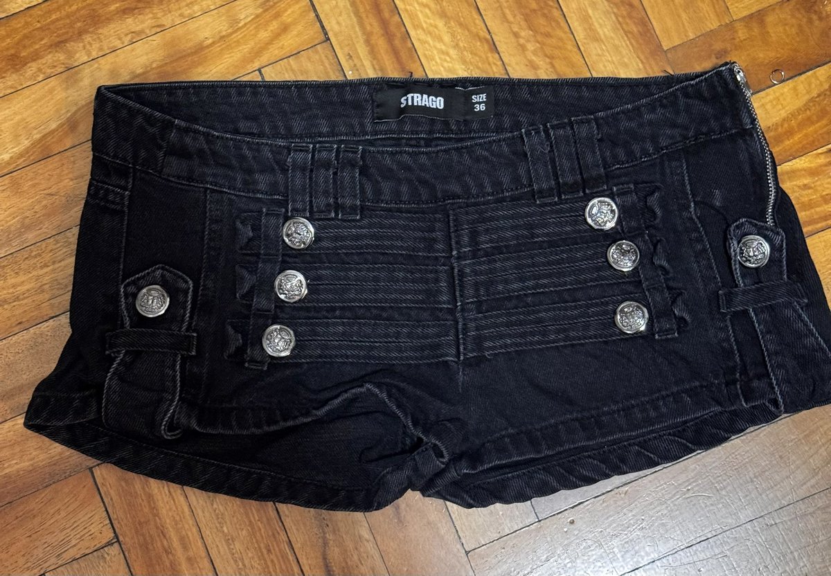 kenmawachiturro's tweet photo. siempre crei fake eso de q las marcas grandes compran en avellaneda y revenden las prendas al triple de lo q valen hasta q vi esta publi de kiwano con un short q me compré en STRAGO en avellaneda hace 1mes y medio a 26000 Y ESTOS LO VENDEN UN 150% MAS CARO ??? 😭 https://t.co/gEAh3F9EFi