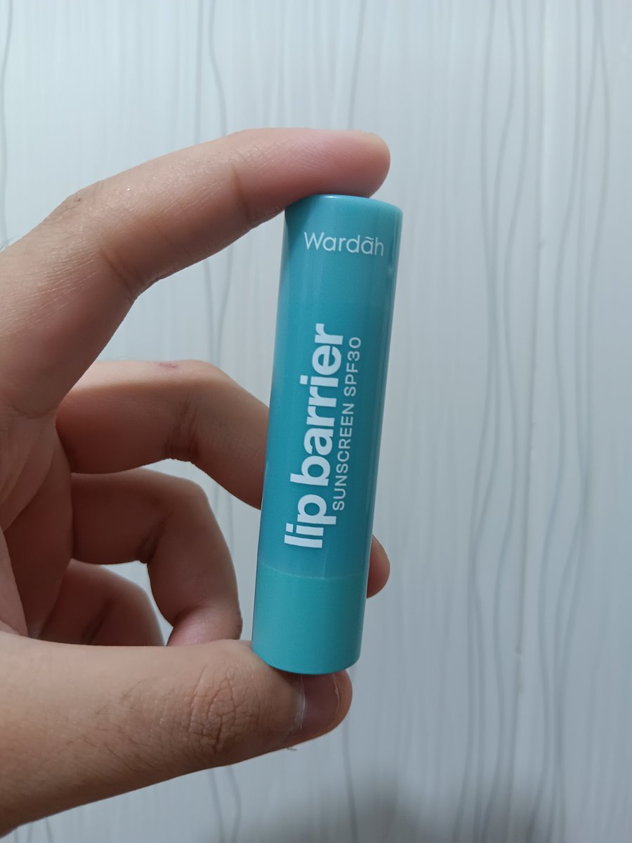 piisyopii's tweet photo. @hzrddddddd kalau aku pakai produk ini kak. di aku bagus banget buat ngatasin bibir pecah2 dan agak gelap. oh ya ada kandungan spf nya juga kak, jadi udah bisa lindungin bibir kita dari sinar matahari
https://t.co/8pefxveWbW https://t.co/nfDt0RPsST