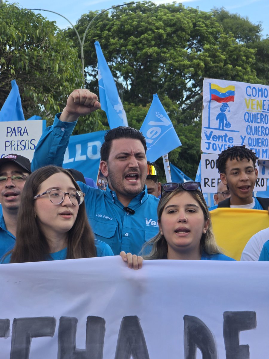LuisPalocz's tweet photo. ¡Hoy Plaza Venezuela se llenó de paz y esperanza! 

Nos unimos desde Miranda, Caracas y Vargas por la democracia, la libertad de los presos políticos y un cronograma electoral ¡YA! Junto a @MariaCorinaYA no descansaremos hasta ver a nuestra gente unida y en casa. 🇻🇪 https://t.co/gTBwXAsLZi