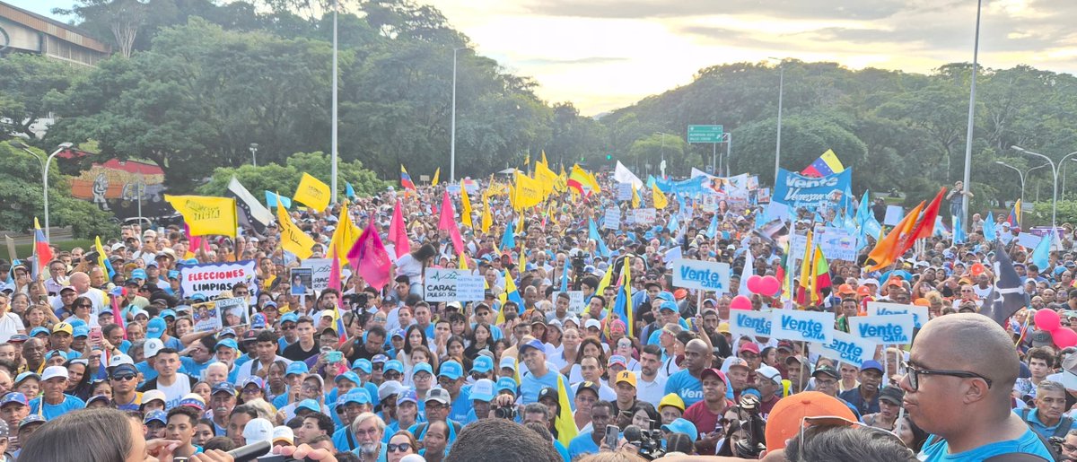 LuisPalocz's tweet photo. ¡Hoy Plaza Venezuela se llenó de paz y esperanza! 

Nos unimos desde Miranda, Caracas y Vargas por la democracia, la libertad de los presos políticos y un cronograma electoral ¡YA! Junto a @MariaCorinaYA no descansaremos hasta ver a nuestra gente unida y en casa. 🇻🇪 https://t.co/gTBwXAsLZi