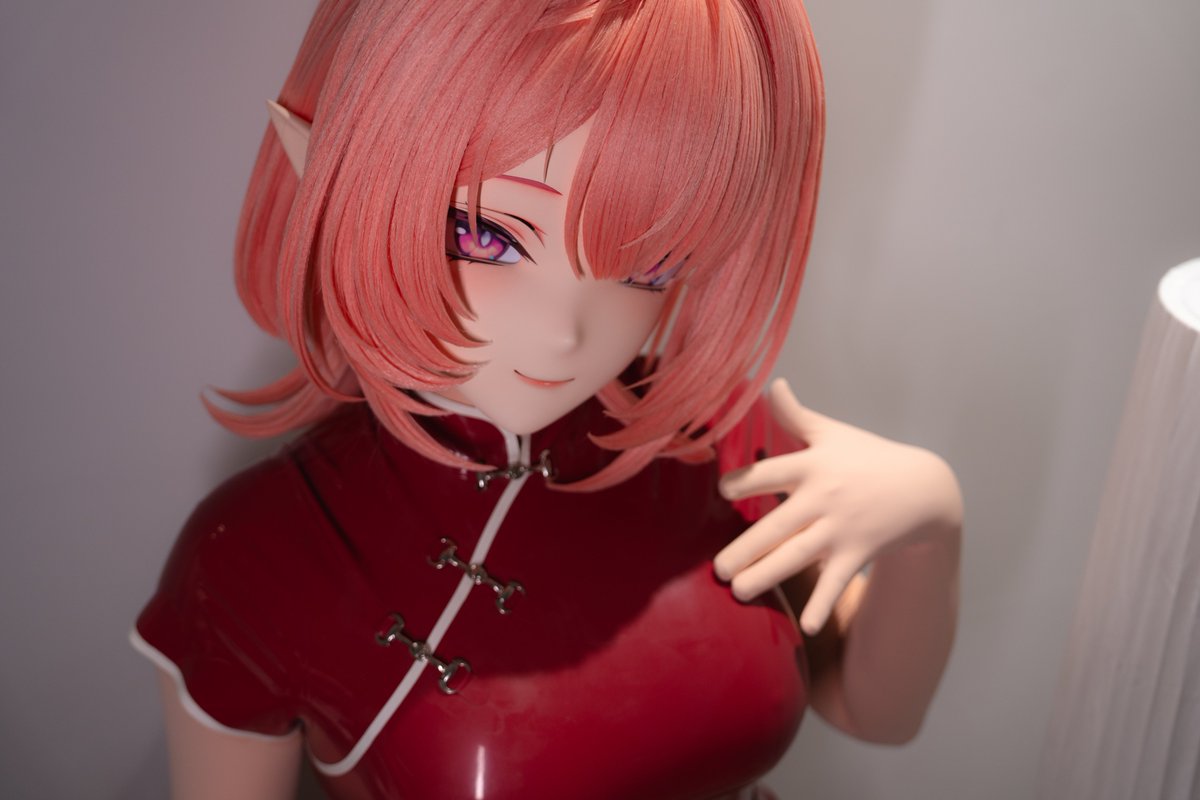 233Msb's tweet photo. 红色的旗袍和粉头发也挺配的嘛～
#latex 
#kigurumi 
#着ぐるみ https://t.co/skq6qNpySt