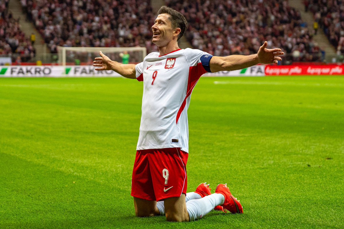 ActuFoot_'s tweet photo. 🚨 ROBERT LEWANDOWSKI 🇵🇱 AVOUЕ AVOIR PEUR DE SA VIE APRÈS LE FOOTBALL ! 😨👇

« BIEN SÛR QUE J’AI PEUR.

Je peux faire des projets, me dire que je vais faire ceci ou cela, mais au final, JE NE SAIS PAS CE QUE MON CŒUR ME DIRA.

Le football représente la plus grande partie de ma vie. J’ai joué aussi longtemps parce que j’aime ça. C’EST MA PASSION.

Quand on prend sa retraite, UNE PARTIE DE NOTRE VIE DISPARAÎT. Et on ne sait pas comment on va réagir.

J’ai une vie extraordinaire, ma famille, ma femme, mes enfants…

Mais J’AI PEUR DE NE PAS RETROUVER LE MÊME BONHEUR DANS AUTRE CHOSE. »

🎙️ The Athletic