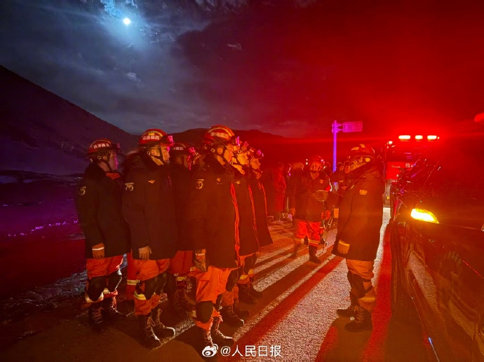 PDChinese's tweet photo. 【西藏那曲7.0級地震已造成16人遇難46人受傷】10月22日22時33分，西藏那曲市巴青縣（北緯32.40度，東經93.79度）發生7.0級地震，震源深度10千米。  

那曲市抗震救災指揮部消息，截至10月23日5時20分，經進一步排查統計，西藏那曲巴青7.0級地震已造成16人遇難，46人受傷，其中重傷11人、輕傷35人；房屋倒塌及受損339戶；牲畜棚圈受損20座。目前救災物資已陸續抵達災區，各方救援力量正在全力開展搶險搜救、傷員救治等各項抗震救災工作。