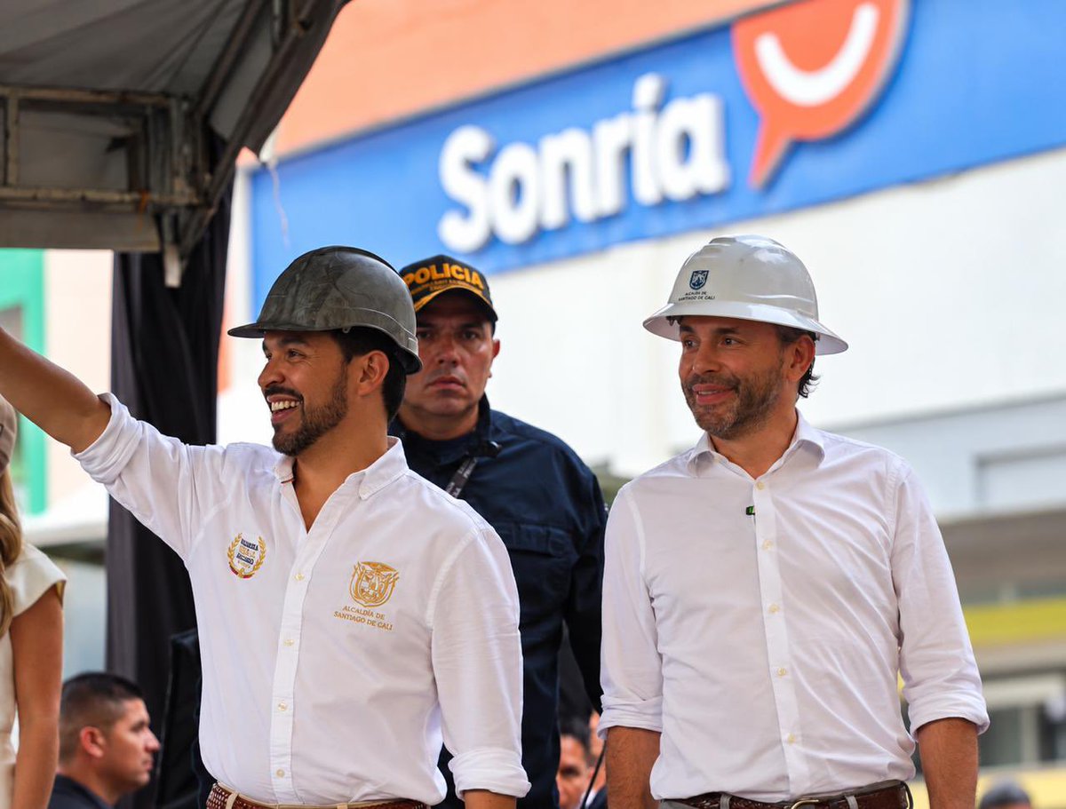 alejoeder's tweet photo. Junto al Presidente, también estuvimos en la calle 5 con carrera 66, donde iniciamos la demolición del edificio Arábico, que permanecía bajo posesión de la SAE y resultó afectado, tras el terremoto. 

Gracias al  apoyo del Fondo Milagro del Gobierno Nacional, se destinarán $50.000 millones, para avanzar con las demoliciones de cerca de 80 edificaciones priorizadas por el Consejo Distrital de Gestión del Riesgo.

Sabemos lo difícil que es este proceso para toda la ciudad, los sentimientos que remueve verla así, pero es necesario para avanzar hacia la reconstrucción de nuestra Cali.
#CaliSomosTodos