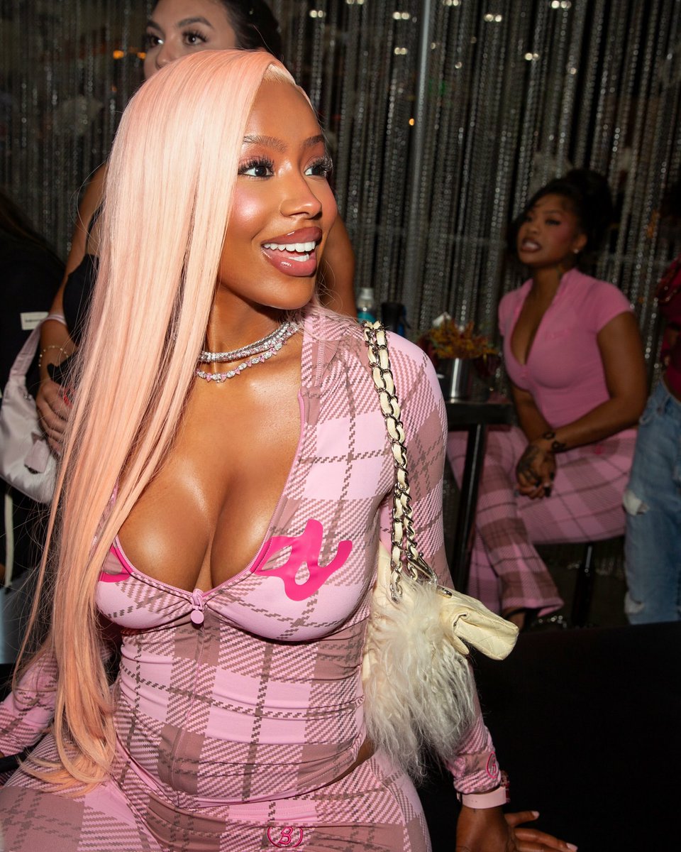 FEMMESTUNNA's tweet photo. Pinky girl. https://t.co/pNJ8akfexW