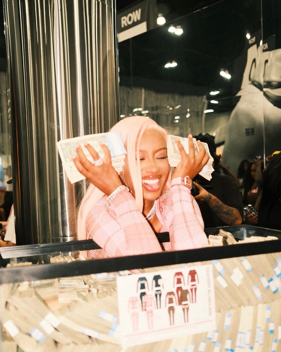 FEMMESTUNNA's tweet photo. Pinky girl. https://t.co/pNJ8akfexW