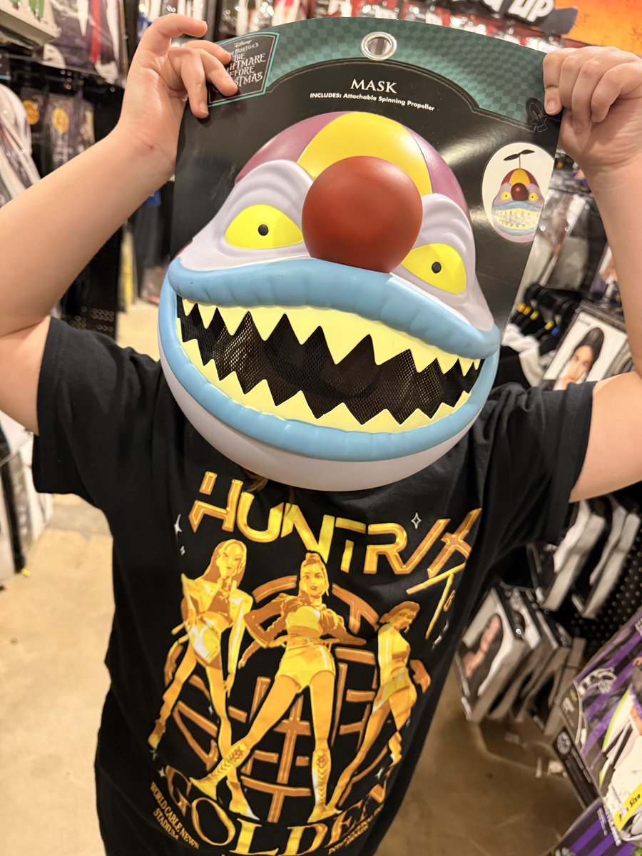 CardiacDrop's tweet photo. It’s a horror wonderland… @SpiritHalloween 🎃🎃🎃 https://t.co/tFSWAktrni