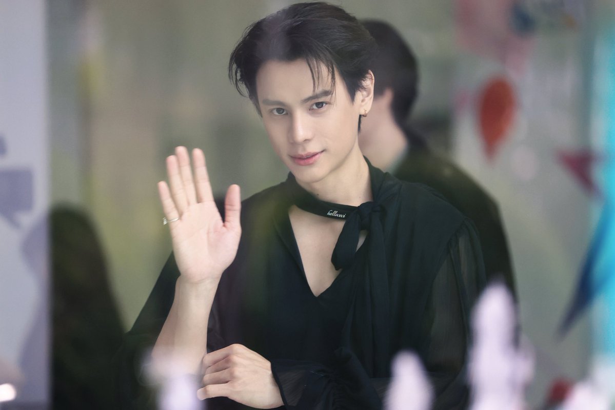 lunar_tin_'s tweet photo. I can literally feel myself becoming obsessed with Bank

#BankArit
#foolinlove https://t.co/zeFW0BbfmI