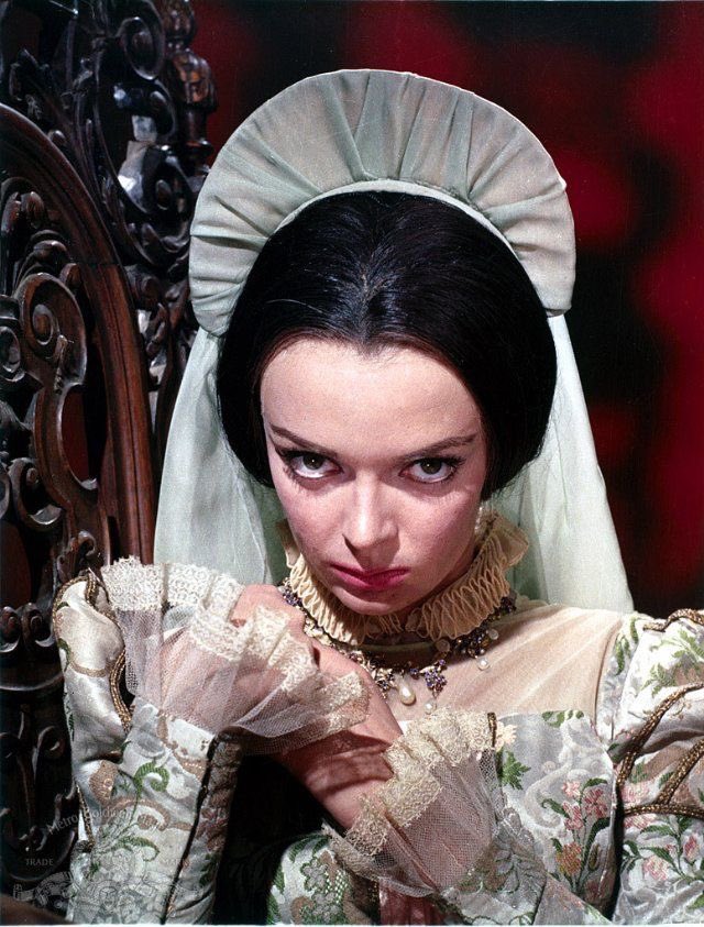 ethelmermanstan's tweet photo. My man is working Halloween, so I have to come up with plans quick. https://t.co/tcewtXNmGh