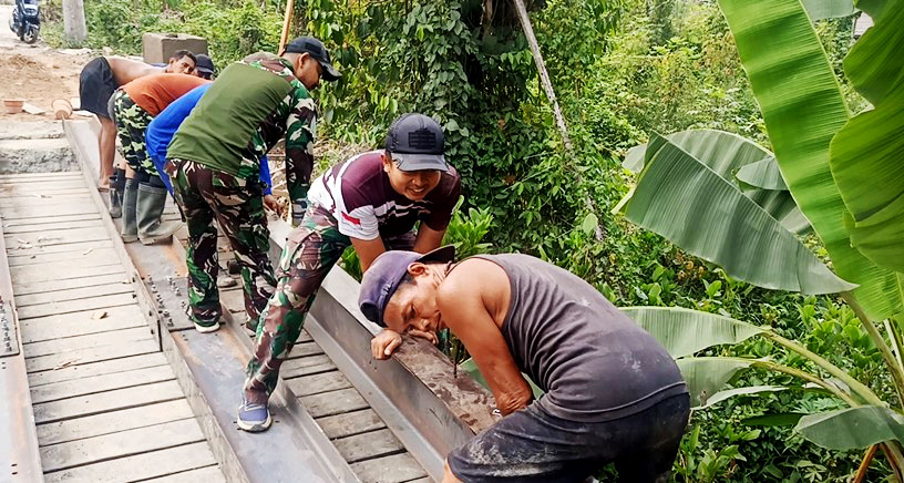kodim1003kdg's tweet photo. Semangat Kemanunggalan TNI-Rakyat Menguat Dalam Pembangunan Jembatan Garuda di HSS

@pendim1003

#dispenad #puspentni #korem101ant #penrem101ant #pendamXXIItb #kodamXXIItb #TNIAD https://t.co/L0jilDzHEK