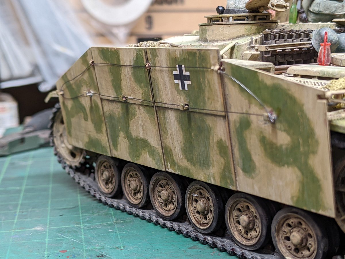ostwind1973's tweet photo. タミヤ1/35ドイツIII号突撃砲続き。当初は荷物ラックなど作る予定もなく、あっさり仕上げようとしていましたが、載せ出す楽しくなり結局「そこそこ」載せる事にw シュルツェン脱落防止ワイヤーも張りました。 https://t.co/JjvRDRoGDZ