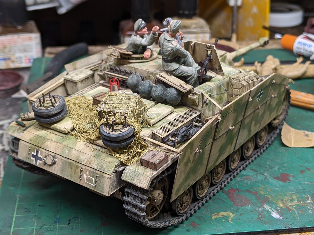 ostwind1973's tweet photo. タミヤ1/35ドイツIII号突撃砲続き。当初は荷物ラックなど作る予定もなく、あっさり仕上げようとしていましたが、載せ出す楽しくなり結局「そこそこ」載せる事にw シュルツェン脱落防止ワイヤーも張りました。 https://t.co/JjvRDRoGDZ