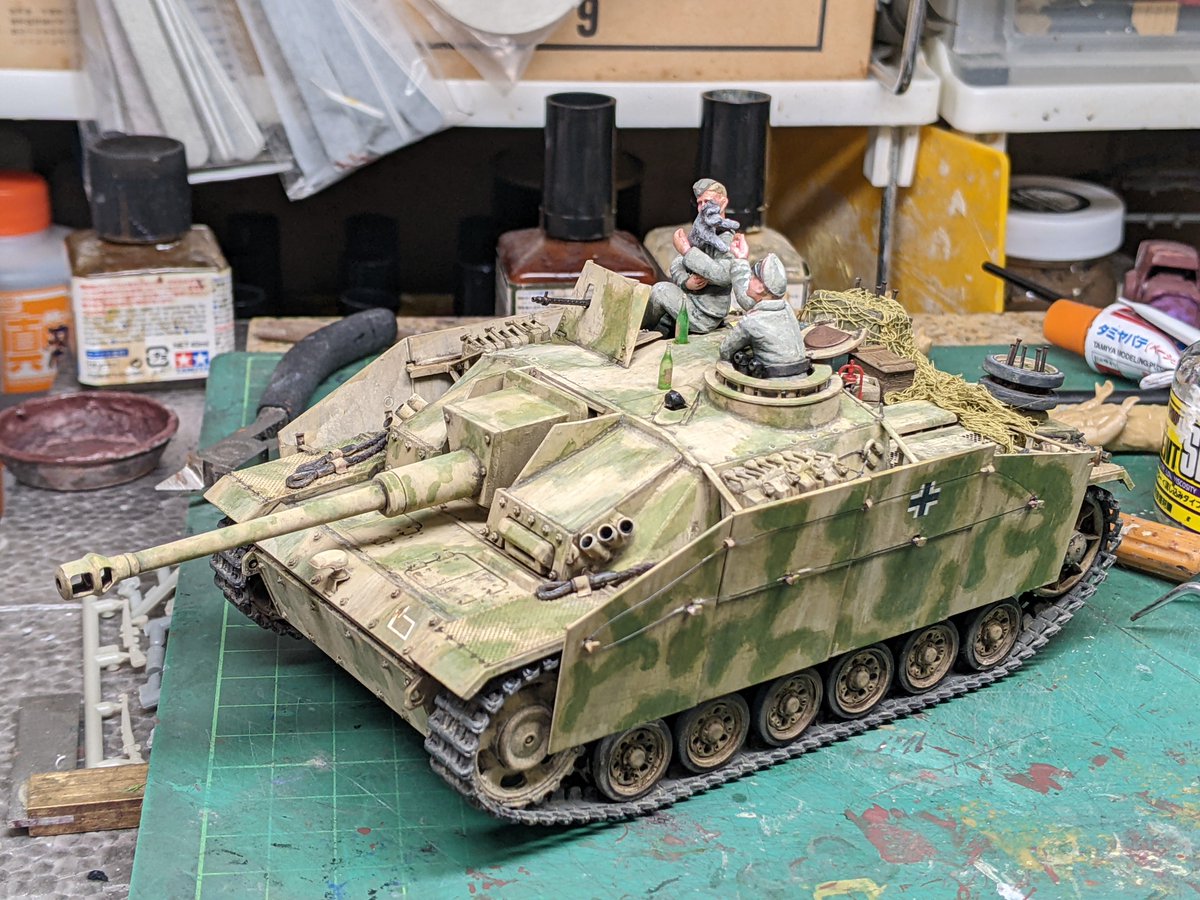 ostwind1973's tweet photo. タミヤ1/35ドイツIII号突撃砲続き。当初は荷物ラックなど作る予定もなく、あっさり仕上げようとしていましたが、載せ出す楽しくなり結局「そこそこ」載せる事にw シュルツェン脱落防止ワイヤーも張りました。 https://t.co/JjvRDRoGDZ