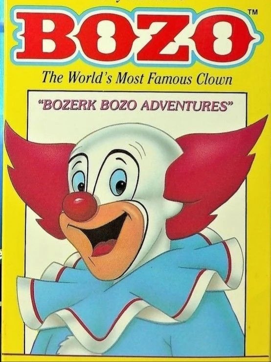 StarCrypTonewss's tweet photo. 🤡 BOZO: O LADO SOMBRIO POR TRÁS DO “AMIGO DAS CRIANÇAS” 🤡BOZO ERA BOLSONARISTA 🚨

Para milhões de crianças, Bozo era sinônimo de alegria nas manhãs da TV. Fora das câmeras, porém, a história de um de seus intérpretes mais famosos era muito diferente.

🎭 ARLINDO BARRETO

Um dos Bozos mais conhecidos do Brasil, Arlindo falou publicamente sobre sua dependência química e o uso intenso de cocaína durante aquele período de sua vida.

A contradição era brutal: diante das câmeras, o palhaço que divertia crianças. Longe delas, um homem enfrentando drogas, excessos e uma rotina autodestrutiva.

🥂 FESTAS E POLÊMICAS

Sua vida também era cercada de festas e polêmicas envolvendo celebridades.🧔‍♀️

E é aqui que a história começa a ficar estranhamente familiar… 👀

Festa, gente famosa e confusão? Flávio Bolsonaro lendo isso: “finalmente um personagem com o qual me identifico.” Kkkkk 🤡🛥️

🔞 ANTES DO BOZO

Antes de vestir a roupa do palhaço, Arlindo também havia participado de produções da chamada pornochanchada brasileira — um contraste enorme com a imagem infantil que posteriormente conquistaria na televisão.

📺 TENSÃO NOS BASTIDORES

A pressão das transmissões e do enorme sucesso também produziu episódios conturbados. O programa tinha participação de crianças ao vivo, e momentos imprevisíveis, discussões e respostas ríspidas acabaram fazendo parte das histórias daquela época.

🎬 DA VIDA REAL PARA O CINEMA

Essa dualidade — o ídolo infantil diante das câmeras e uma vida caótica por trás da maquiagem — foi uma das grandes inspirações para “Bingo: O Rei das Manhãs”, filme brasileiro que ficcionalizou elementos da trajetória de Arlindo Barreto.

Décadas depois, fica a dúvida:

Bozo era apenas um palhaço ou já estava fazendo o projeto-piloto do bolsonarismo? Kkkkkkk 🤡👉🇧🇷

O pioneiro. 😂