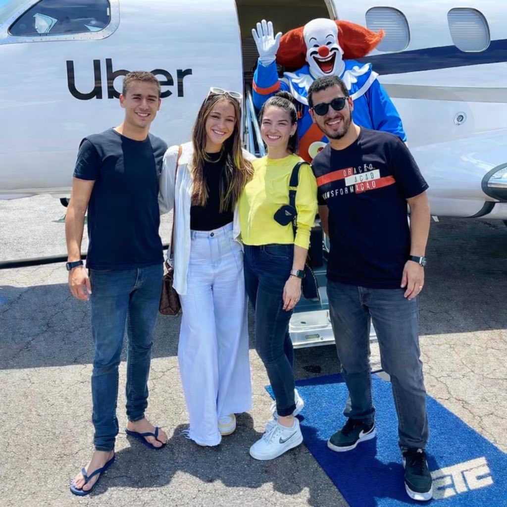 StarCrypTonewss's tweet photo. 🤡 BOZO: O LADO SOMBRIO POR TRÁS DO “AMIGO DAS CRIANÇAS” 🤡BOZO ERA BOLSONARISTA 🚨

Para milhões de crianças, Bozo era sinônimo de alegria nas manhãs da TV. Fora das câmeras, porém, a história de um de seus intérpretes mais famosos era muito diferente.

🎭 ARLINDO BARRETO

Um dos Bozos mais conhecidos do Brasil, Arlindo falou publicamente sobre sua dependência química e o uso intenso de cocaína durante aquele período de sua vida.

A contradição era brutal: diante das câmeras, o palhaço que divertia crianças. Longe delas, um homem enfrentando drogas, excessos e uma rotina autodestrutiva.

🥂 FESTAS E POLÊMICAS

Sua vida também era cercada de festas e polêmicas envolvendo celebridades.🧔‍♀️

E é aqui que a história começa a ficar estranhamente familiar… 👀

Festa, gente famosa e confusão? Flávio Bolsonaro lendo isso: “finalmente um personagem com o qual me identifico.” Kkkkk 🤡🛥️

🔞 ANTES DO BOZO

Antes de vestir a roupa do palhaço, Arlindo também havia participado de produções da chamada pornochanchada brasileira — um contraste enorme com a imagem infantil que posteriormente conquistaria na televisão.

📺 TENSÃO NOS BASTIDORES

A pressão das transmissões e do enorme sucesso também produziu episódios conturbados. O programa tinha participação de crianças ao vivo, e momentos imprevisíveis, discussões e respostas ríspidas acabaram fazendo parte das histórias daquela época.

🎬 DA VIDA REAL PARA O CINEMA

Essa dualidade — o ídolo infantil diante das câmeras e uma vida caótica por trás da maquiagem — foi uma das grandes inspirações para “Bingo: O Rei das Manhãs”, filme brasileiro que ficcionalizou elementos da trajetória de Arlindo Barreto.

Décadas depois, fica a dúvida:

Bozo era apenas um palhaço ou já estava fazendo o projeto-piloto do bolsonarismo? Kkkkkkk 🤡👉🇧🇷

O pioneiro. 😂