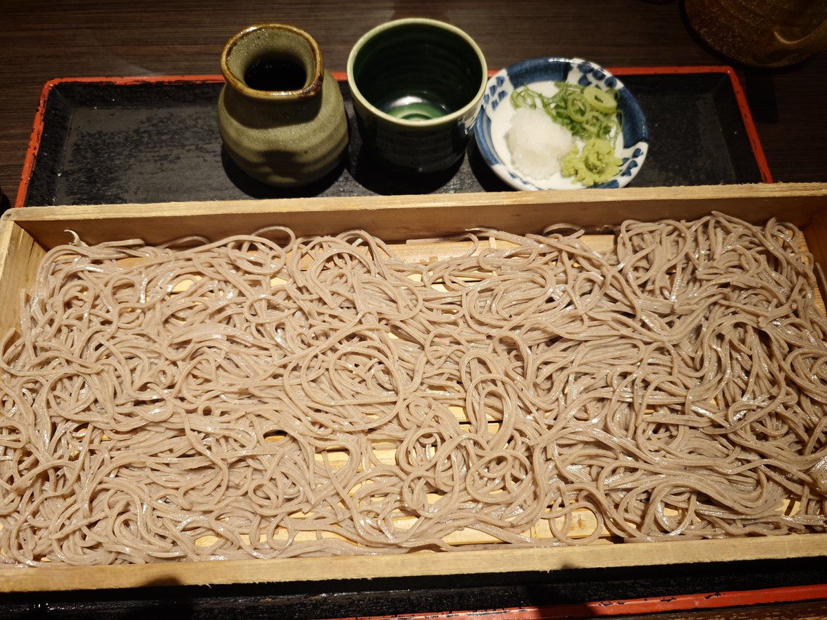 ajiware_osaka's tweet photo. 今日亭で板そばとカレーうどん。

そばはのどごし抜群、つゆも好み。そば湯までうまくて、これはまた食べたい。

一方、カレーうどんは家庭的。悪く言えば家で作れるレベル。

そば屋のカレーには、勝手に期待してしまう。

二兎を追った結果、そばだけが残った。

#フォロバ100変な垢以外 
#グルメ垢 https://t.co/Mry0Yeljei